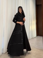 عباية كريب اسود فاحم مع مربعات شك