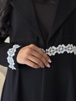 عباية كريب واقف مع ياقة وكلفة ورد مع لولو