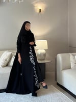 عباية كريب اسود فاحم مع ياقة وكلفة تطريز أبيض