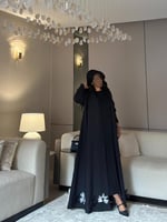 عباية كريب تايواني مع ورد أسود وابيض