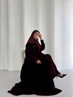 عباية مخمل عنابي غامق سادة مع فستان مخمل مقل )