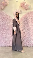 عباية نص بشت كريب مغسول رمادي ووردي مع فراشات على...