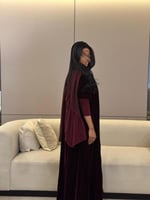عباية مخمل عنابي غامق مع أكمام سترتش نص كلوش