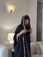 عباية بلاك بيري أسود مع كلفة ورد ملون نص بشت