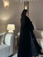 ‎ عباية مخمل واقف مع سبعات شك اسود