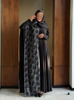 عباية شيفون اسود مع شال ابيض ودانتيل اسود