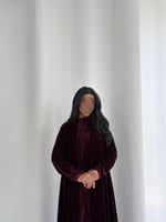 عباية مخمل عنابي غامق سادة مع فستان مخمل مقل )