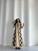 عباية جلد بيج مع كلفة باللون الأسود