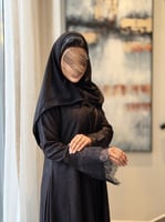 عباية دانتيل اسود مبطن بكريب بني ( مع امكانية اختي...