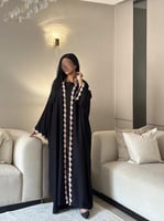 عباية بلاك بيري أسود مع كلفة ورد ملون نص بشت