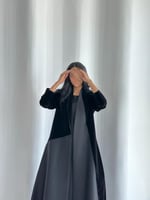 عباية مخمل واقف مع تفتة اسود