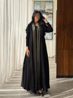 عباية كريب اسود مع تطريز ذهبي مع فستان عباية بخط ت...