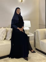 عباية مخمل كحلي غامق مع أكمام سترتش نص كلوش