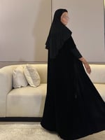 عباية مخمل اسود مع أكمام سترتش نص كلوش