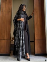 عباية شيفون اسود مع شال ابيض ودانتيل اسود