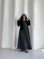 عباية مخمل واقف مع تفتة اسود