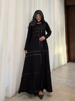 عباية كريب اسود فاحم مع مربعات شك