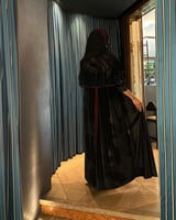 عباية مخمل أسود مع مخمل عنابي