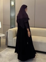 عباية مخمل بنفسجي غامق مع أكمام سترتش نص كلوش