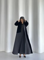 عباية مخمل واقف مع تفتة اسود