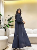 عباية كريب سي واي دبل كلوش كحلي وبيج (ياقة)