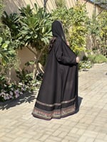 عباية كتان أسود مع تطريز