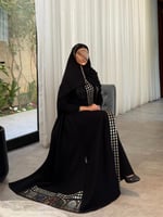 عباية كريب اسود مع تطريز ذهبي مع فستان عباية بخط ت...