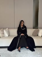 عباية بلاك بيري أسود مع كلفة ورد ملون نص كلوش