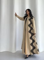 عباية جلد بيج مع كلفة باللون الأسود