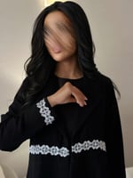 عباية كريب واقف مع ياقة وكلفة ورد مع لولو