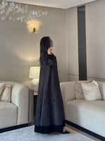 ‎ عباية تفتة مع اطراف كريب مع كلفة تطريز وورد صغير...