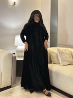 عباية مخمل اسود سادة مع فستان مخمل مقلم كلوش