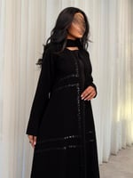 عباية كريب اسود فاحم مع مربعات شك