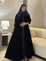 عباية مخمل كحلي غامق مع أكمام سترتش نص كلوش