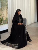عباية كريب اسود مع تطريز ذهبي مع فستان عباية بخط ت...
