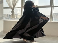 عباية دبل كلوش كتان اسود مع سبعات كريب مغسول رمادي