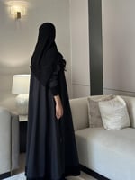 ‎ عباية تفتة مع اطراف كريب مع كلفة تطريز وورد صغير...