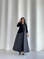 عباية مخمل واقف مع تفتة اسود