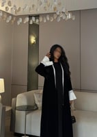 ‎عباية كريب اسود مع أكمام ابيض مكسر وكلفة لولو