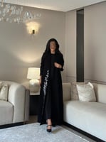 عباية كريب اسود فاحم مع ياقة وكلفة تطريز أبيض