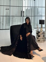 عباية مخمل مع تكسير وتطريز وشك