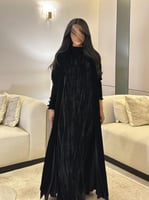 عباية مخمل اسود سادة مع فستان مخمل مقلم كلوش