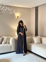 عباية بلاك بيري أسود مع كلفة ورد ملون نص كلوش