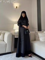 ‎ عباية تفتة مع اطراف كريب مع كلفة تطريز وورد صغير...