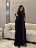 عباية مخمل كحلي غامق مع أكمام سترتش نص كلوش