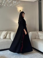 عباية كريب اسود فاحم مع ياقة وكلفة تطريز عنابي