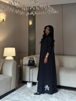 عباية كريب تايواني مع ورد أسود وابيض