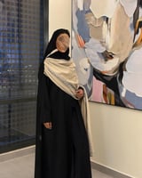 عباية نص كلوش شامواه اسود مع شال شامواه مشجر