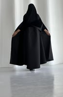 عباية مخمل واقف مع تفتة اسود