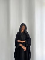 ‎ عباية كريب ملكي مع كلفة تطريز أسود